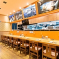【1、2名様向け】臨場感のあるカウンター席は、料理が出来上がる瞬間を目の前で楽しむことができる人気のお席です！1名様でのちょい飲みや恋人とデートでのご利用も大歓迎です！横並びの席で会話も弾むはず…！飲み屋をお探しの際は、ふらっと気軽にご来店ください♪◎※画像は系列店です