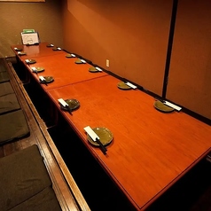 【掘りごたつ半個室/4名様×3卓】落ち着いた照明が心地良い、少人数向けの掘りごたつ半個室もご用意しております。仕切りを外してテーブルを繋げれば、人数に応じて最大12名様までのご宴席にも対応可能。部署の飲み会やご友人との集まり、女子会など、プライベート感を大切にしたい場面にぜひご活用ください。
