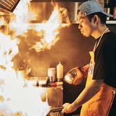 賑やかで明るい店内。お客様が元気になれる空間づくりや接客を目指しています！