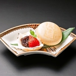 大福の皮で餡とクリームとフルーツを包んで食べる“本日のフルーツ大福もなか”など〆のデザートも有
