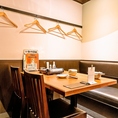 2名～4名様用テーブル席。落ち着いた店内空間にあるテーブル席は個室ではなくとも、ゆったりとお食事を楽しむことが可能です。飲み放題付コースや美味しい逸品料理、種類豊富なドリンクをご用意してお待ちしております。
