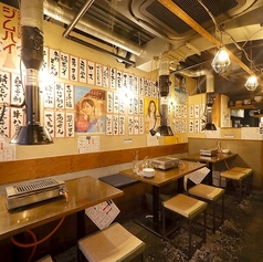 開放的な店内を眺めながら、大衆居酒屋のような雰囲気で楽しめるテーブル席♪ゆったり寛ぎながら飲み会をお楽しみいただけます。広々とした店内は雰囲気抜群！そんなおしゃれな空間で普段とは違う飲み会、女子会等をお楽しみください。店内全面禁煙（店外・屋外に喫煙スペースあり）