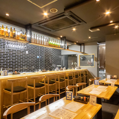 おしゃれで落ち着いた雰囲気の中、炉端焼きを楽しむことができるお店です。広々とした大きなテーブル席が1つあり、大人数での食事に最適です。炉端で焼かれる食材は、炭火ならではの香ばしさが魅力的です♪仲間や友達との集まりに美味しい料理を囲みながら、リラックスした時間を過ごせます！特別な思い出を作る場所です☆