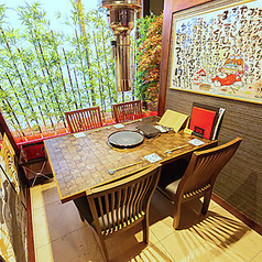 モダンな照明とシックな色調で統一されたテーブル席。仕切りを活用することで、人数に合わせた最適なレイアウトをご提案いたします。