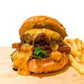 料理メニュー写真&nbsp;厚切りベーコンBBQチーズバーガー