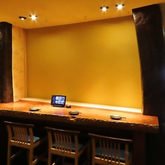 あたたかみのあるカウンター席は、おひとり様でもふらっと気軽に立ち寄れる気楽さが魅力。隣同士でゆったり過ごせるので、しっとり語らいたい夜にもぴったりです。照明を少し落とした落ち着いた空間で、心地よいひとときをお過ごしください。