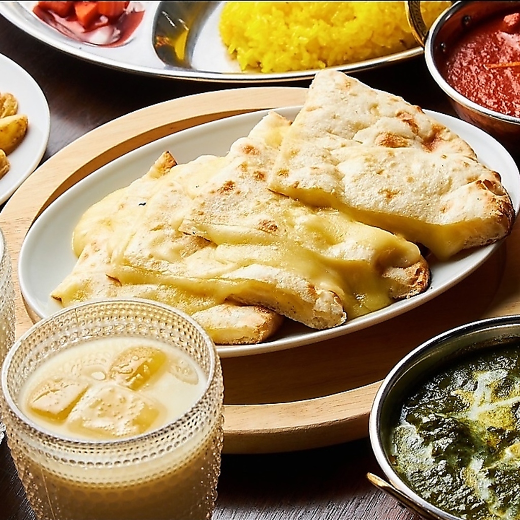 豊富なスパイスから作られる逸品カリーと絶品チーズナン及び自家製マンゴーラッシーはいかがですか？