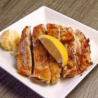 種類豊富なレモンサワーと相性抜群な鶏ステーキ