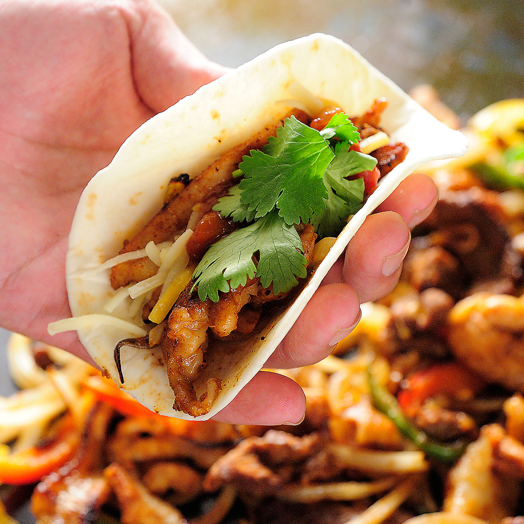 おすすめは当店限定のメキシカンBBQコース★メキシカンサラダやナチョスなど本格的な料理をご提供！