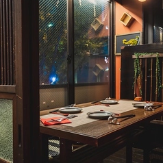 ゆったりテーブル席。友人や同僚の皆さんとご一緒に…会社帰りに最適!