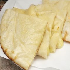 専用タンドール窯で焼きあげる自慢のナン♪