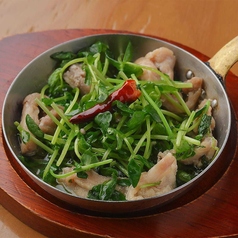 せせりと豆苗のアヒージョ