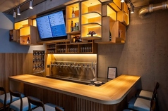 【カウンター席:7席】クラフトビールの奥深い魅力に触れられる特等席。12本のタップから注がれる一杯を目の前で眺められるカウンター席。横並びの席ならではの程よい距離感で、自然と会話も弾みます。おひとり様でのご利用やご夫婦や親しい方とのお食事にも。一杯ごとに異なる味わいとの出会いをお楽しみいただけます。