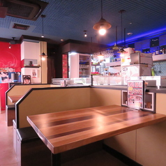 【テーブル席3～6名様】木目調のテーブル・落ち着きのある照明が照らす空間で本場韓国料理と共にゆっくりとした時間をお過ごしください♪店内各所には韓国ドラマやアーティストのグッズもおいており、ファンにはたまらない空間となっております★