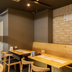 くつろぎの空間で、炉端焼きを堪能できるお店です。4人掛けのテーブル席が3つあり、友達や家族とリラックスした時間を過ごすのにぴったりです！炭火で焼かれる新鮮な食材が、香ばしい香りを漂わせながら、食欲をそそります。落ち着いた雰囲気の中で、心温まるひとときを楽しんでみてください★気軽に足を運べる場所ですよ♪