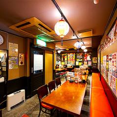 提灯の柔らかな灯りが店内をあたたかく照らし、壁一面のメニューPOPが気分を盛り上げる活気あふれる空間。奥へ続く縦長レイアウトは見通しがよく、テーブル席とベンチシートが並ぶため、グループ利用でも使いやすいのが魅力です。