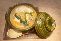鶏ガラをじっくり煮込んだ白湯スープを使った料理も絶品