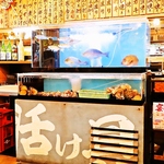 入り口を開けると魚がお出迎え！新鮮活魚を捌きます！