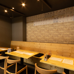 落ち着いた雰囲気の中で、料理を楽しむことができるお店です♪大きなテーブル席が1つあり、最大8人までのグループに最適です。新鮮な食材を炭火でじっくり焼き上げ、その美味しさを存分に味わえます。友人や家族との特別な時間を演出するのにぴったりな空間です。心温まるひとときをぜひお楽しみ下さい。お待ちしております