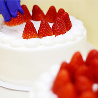 店内ケーキスタジオで作りたてのケーキ
