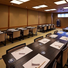 【フロア貸切　大広間テーブル席】こちらの大広間は20名様以上でフロア貸切としてご利用いただけます。落ち着いた雰囲気の中、周囲を気にせず至福のひとときをご堪能ください。ステージ・カラオケ・マイクを完備しておりますので、大人数での打ち上げやご宴会など、幅広いシーンでご利用いただけます。