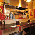 カウンター席（1～7名様）をご用意しております。店主や常連客との距離が近く一緒に盛り上がれます。