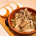 料理メニュー写真 鶏ささみとキノコのガリバタアヒージョ