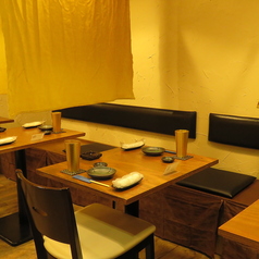 心地よい距離感を保ちながらも、周りの雰囲気を楽しむことができるため、リラックスした状態でお食事やお酒をお楽しみいただけます。席の配置にも配慮しており、気兼ねなくお話しできるプライベート感を大切にしています。