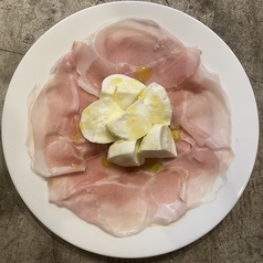 スロベニア産 生ハムと水牛モッツァレラの盛り合わせ