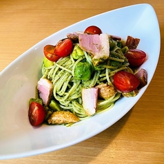 鴨肉の燻製とアボカドのジェノベーゼ