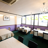 【お荷物用のクローク有】2階のお席にはお手荷物を置くためのクロークがございます。お席を広々と使うことができます。