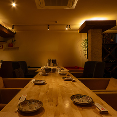 落ち着いた木目調のテーブル席は、普段のお食事から少人数での飲み会まで幅広くご利用いただけます◎柔らかな照明に包まれた空間で、美味しいお肉料理とワインを囲みながら、会話が弾むひとときをお過ごしください。隣のお席との間隔も配慮されており、プライベート感を大切にしたいお食事シーンにもぴったりです♪