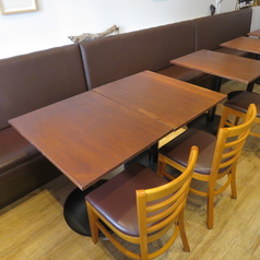 【テーブル席】4名掛けが2テーブルございます。