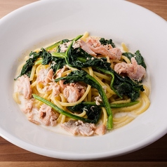 サーモンとほうれん草のクリーム生パスタ