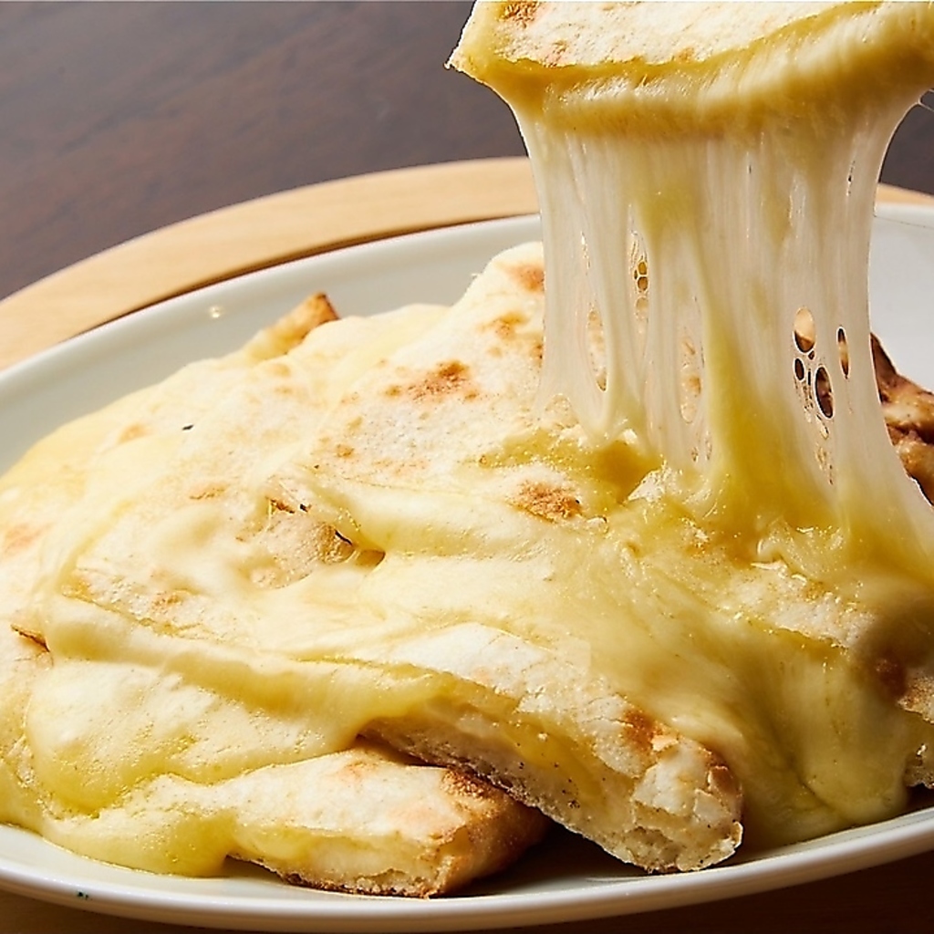 当店自慢のチーズナンやカリーにシャングリラ自家製ラッシーは一度食べたらやみつきに間違いなし！