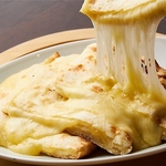 当店自慢のチーズナンやカリーにシャングリラ自家製ラッシーは一度食べたらやみつきに間違いなし！