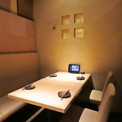 落ち着いた店内空間で、ゆったりとお食事を楽しむことが可能です。宴会コースや美味しい逸品料理、種類豊富なドリンクをご用意してお待ちしております。