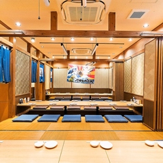 【貸切OK!広々掘りごたつ個室】開放感溢れる掘りごたつ個室も完備しております。最大42名様までご利用可能なので、新年会・同窓会等の各種宴会に是非ご利用ください。宴会にピッタリの「横断幕」or「寄せ書き焼酎ボトル」特典付きプレミアムコースもご用意しております! ※画像は系列店です