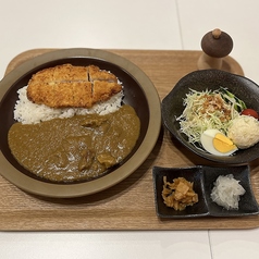 牛すじカレー（サラダ付）