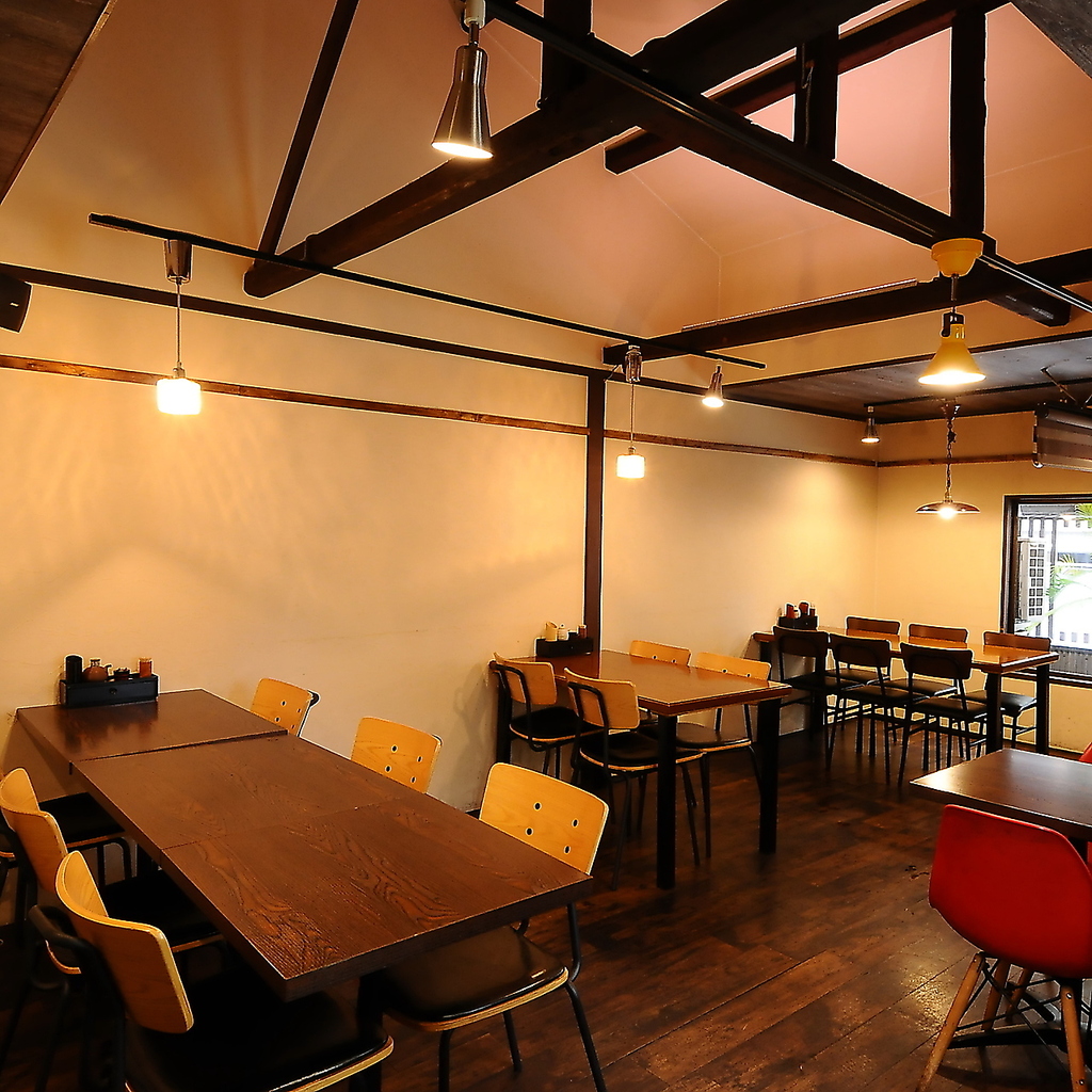 2階は広々としたテーブル席が全25席。22名様からフロア貸切も可能で、各種宴会におすすめです。