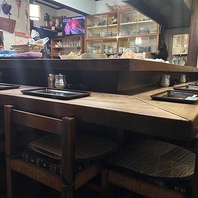 店主と会話が弾むカウンター席
