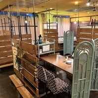 ゆったり広めの店内にいろんなタイプのお席あります
