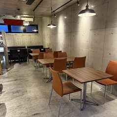 【4×3名様テーブル席は2名様からご利用になれます】デートや女子会・ママ会等、親しい友人との集まりに最適なテーブル席を備えております。当店自慢の肉刺身ややきとりを囲めば、時間を忘れるひとときをお過ごしいただけます。ご予約・お問い合わせはお早めに♪