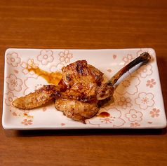 ●手羽先 (1本) Grilled chicken wing salt flavoured】