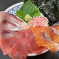 料理メニュー写真&nbsp;三色海鮮丼(マグロ、ブリ、サーモン)/ぶり丼/サーモン丼 各