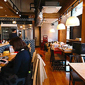 車椅子をご利用の方も安心してご来店いただけるよう、バリアフリーに対応しております。ご入店時やお席への移動などでサポートが必要な場合は、お気軽にスタッフまでお声がけください◎木の温もりが心地良い店内で、皆様にゆったりと上質なひとときをお過ごしいただけます。