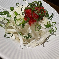 お出汁で食べる新玉の梅肉添え