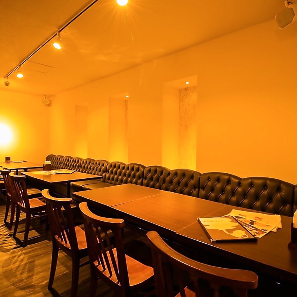 2名様～ご利用可能なテーブル席。人数に合わせてテーブルを繋げるので友人とのお食事や女子会にも◎