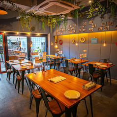 おしゃれな店内には、広めの4名様テーブル席をご用意しております。ゆったりとしたお席で、お食事や会話をお楽しみください。目の前にはオープンキッチンが広がり、お料理が出来上がる臨場感も味わえます◎ご友人やご家族との素敵なひとときにぴったりです♪