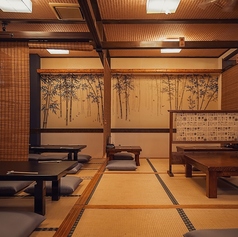 簾と間仕切りで仕切った半個室風のお座敷席2～6名様でテーブルを繋げれば10名様以上もご用意できます。